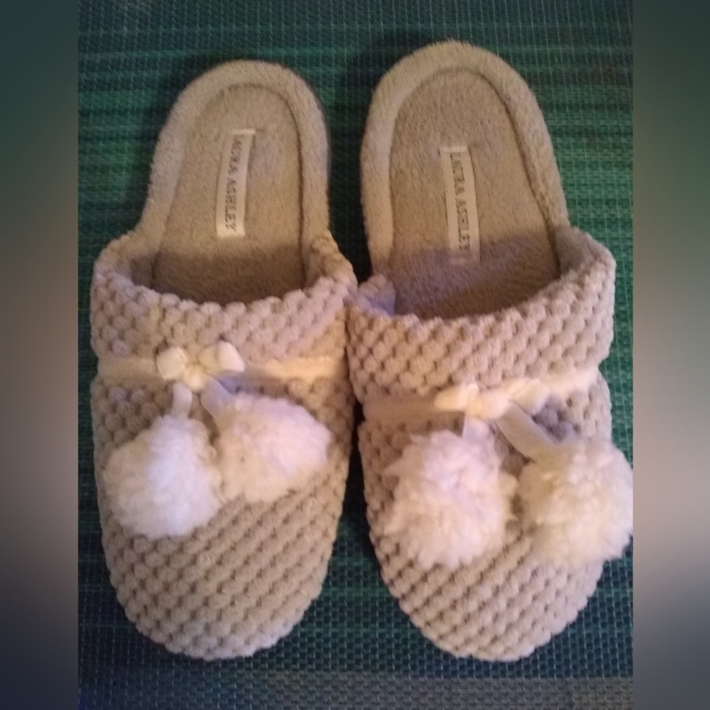 NEW LAURA ASHLEY MEMORY FOAM SPA CLOG COLLECTION, LIGHT GRAY, SIZE  6 1/2- 7 1/2